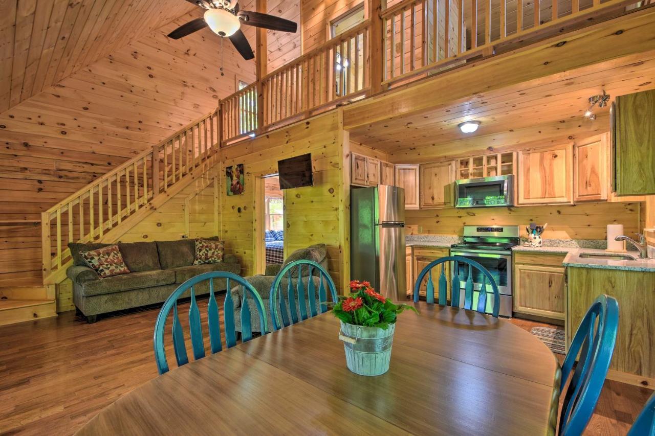 Murphy Cabin With Spacious Deck And Forest Views! Екстер'єр фото