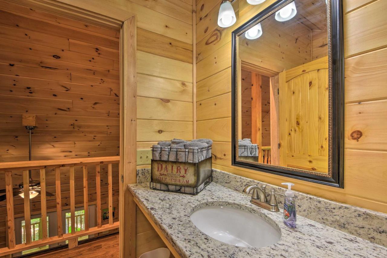 Murphy Cabin With Spacious Deck And Forest Views! Екстер'єр фото