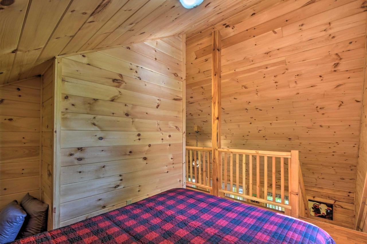 Murphy Cabin With Spacious Deck And Forest Views! Екстер'єр фото